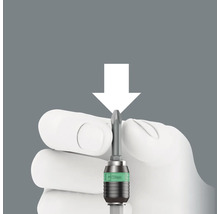 Eine Hand hält einen Wera Schrauber-Bit unter einem weißen Pfeil.