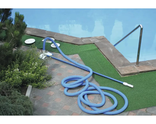 Nettoyeur de piscine avec tuyau au bord de la piscine