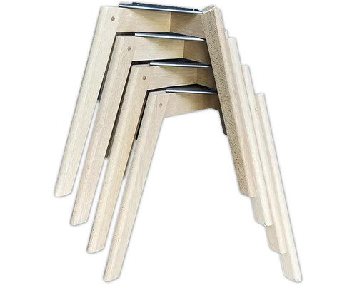 Gestapelte, unbehandelte Holz-Tischbeine mit Metallhalterungen