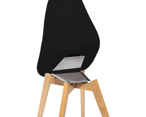 Detailansicht eines schwarzen Esszimmerstuhls mit Holzbeinen