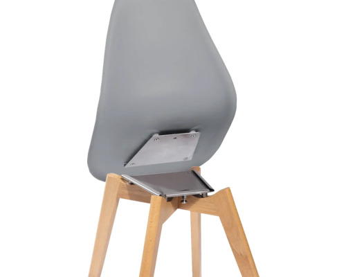 Vue détaillée d''une chaise avec des pieds en bois et une fixation métallique sous l''assise