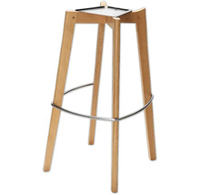 Hocker aus Holz mit Fußstütze