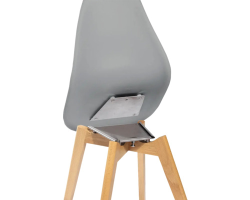 Vue détaillée d''une chaise avec des pieds en bois et une assise en plastique