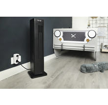 Vue d''une pièce avec un ventilateur colonne Clean Air, une minuterie et un lit d''enfant en forme de voiture