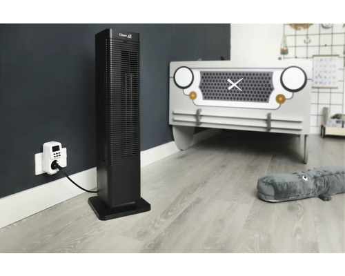 Vue d''une pièce avec un ventilateur colonne Clean Air, une minuterie et un lit d''enfant en forme de voiture