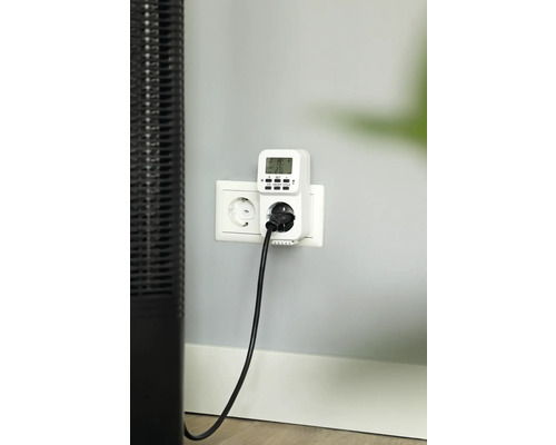 Minuteur numérique branché dans une prise avec fiche