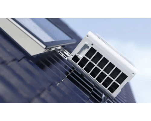 Image d'une fenêtre de toit avec un appareil de ventilation fixé dessus.