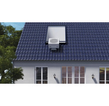 Extérieur d'un toit avec fenêtre de toit et climatisation installée