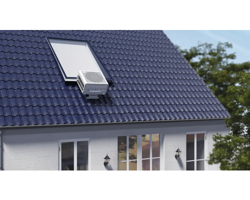 Climatiseur sur le toit d'une maison avec fenêtre de toit