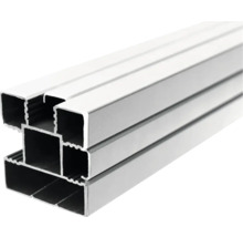 Tubes carrés en aluminium empilés