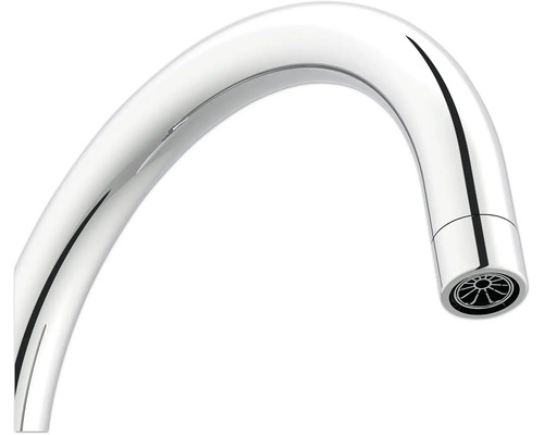 Vue détaillée d''un bec de robinet chromé.