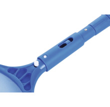 Detailaufnahme eines blauen Poolkeschers mit Teleskopstiel
