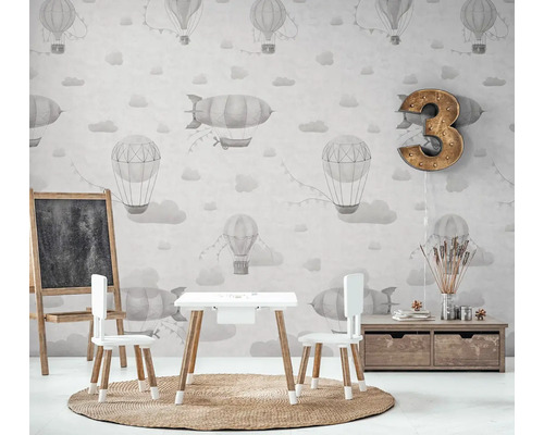 Kinderzimmer mit Ballon-Tapete, Kindertisch, Stühlen und Tafel