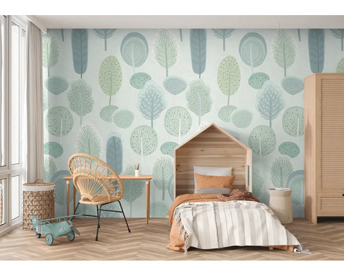 Chambre d''enfant avec papier peint arbre, avion jouet et lit en bois