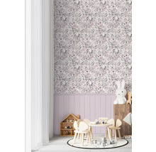 Kinderzimmer mit Blumentapete, Kindermöbeln und dekorativen Accessoires