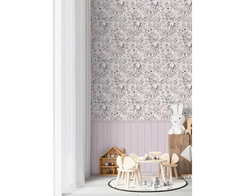 Kinderzimmer mit Blumentapete, Kindermöbeln und dekorativen Accessoires