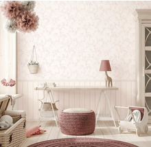 Kinderzimmer mit Blumentapete, Schreibtisch und Spielzeug