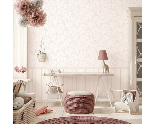 Kinderzimmer mit Blumentapete, Schreibtisch und Spielzeug