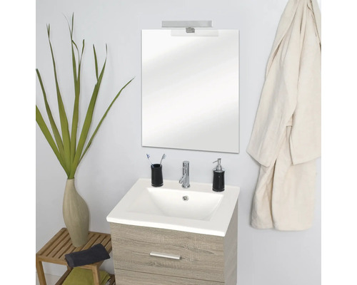 Salle de bain avec meuble-lavabo, miroir, lampe et accessoires