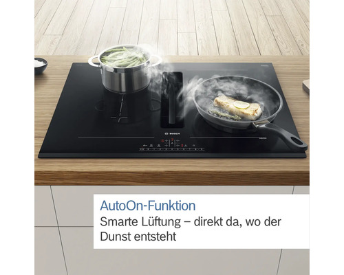 Bosch Kochfeld mit integriertem Dunstabzug, Topf und Pfanne auf dem Kochfeld