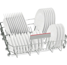 Panier de lave-vaisselle avec assiettes blanches