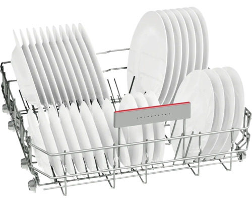 Panier de lave-vaisselle avec assiettes blanches