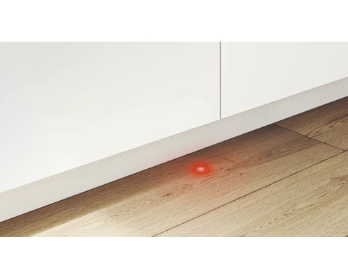 Gros plan d''une armoire avec un voyant d''avertissement rouge sur le sol