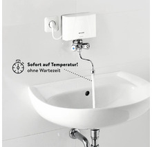 Durchlauferhitzer am Waschbecken mit fließendem Wasser