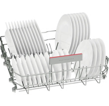 Panier lave-vaisselle avec vaisselle