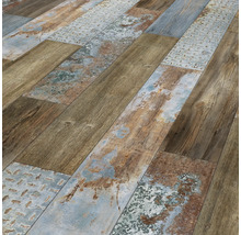 Verlegtes Laminat mit Holz- und Metalleffekt.