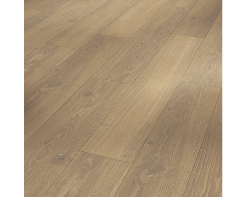 Laminat Classic 1050 Eiche Studioline Honig Landhausdiele 1285 x 194 x 8 mm Nahaufnahme von verlegtem Laminatboden in Holzoptik