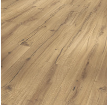 Verlegtes Laminat mit Holzoptik.