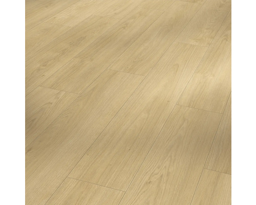 Laminat Classic 1050 Eiche Mont Blanc natur Landhausdiele 1285 x 194 x 8 mm Nahaufnahme von verlegtem Laminatboden