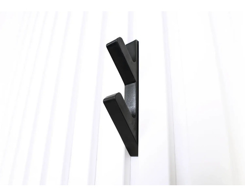 Fjordwall Haken 3D schwarz für Akustikpaneel Pack = 2 Stück Schwarze Garderobenhaken an einer weißen Wand