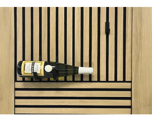 Weinregal mit einer Flasche Wein