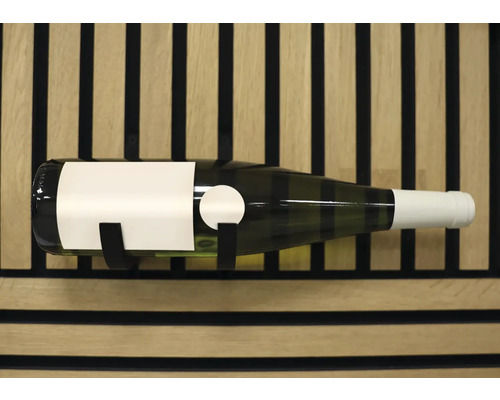 Eine liegende Weinflasche mit Etikett in einer Halterung