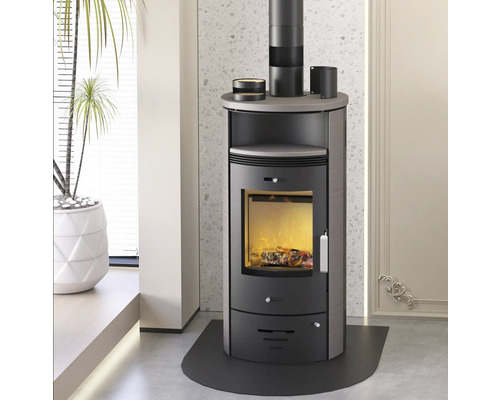 Kaminofen im Wohnraum mit Holzfeuer