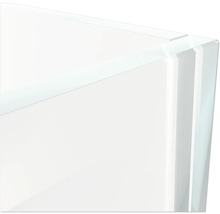 Detailansicht eines Aquariums mit transparenten Glasscheiben