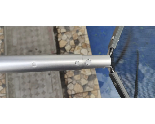 Vue détaillée d''un cadre en aluminium réglable avec revêtement en tissu