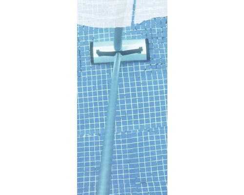 Nettoyeur de piscine avec perche et tuyau sur sol en mosaïque bleue