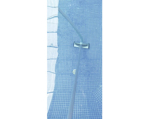 Nettoyeur de piscine dans la piscine pour nettoyer le fond de la piscine