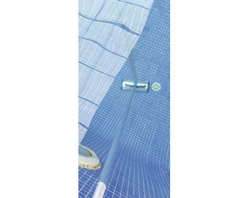 Nettoyeur de piscine dans une piscine pour nettoyer le fond