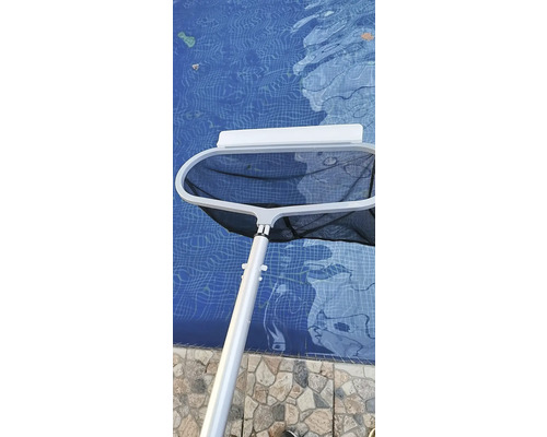 Épuisette de piscine utilisée pour nettoyer une piscine.