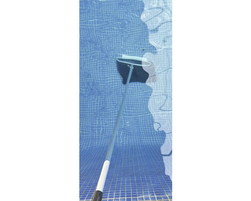 Nettoyeur de piscine en cours d''utilisation sous l''eau pour nettoyer une piscine