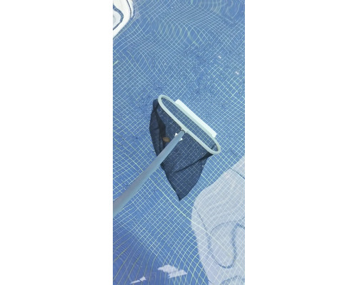 Épuisette de piscine dans la piscine pour nettoyer les impuretés