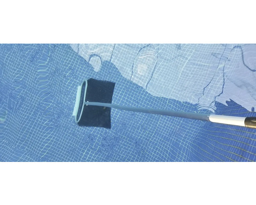 Nettoyeur de piscine avec manche télescopique dans la piscine