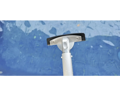 Poolreiniger Bürste im Wasser