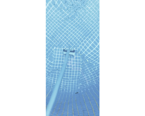 Schwimmbad mit Fliesen und Poolreiniger