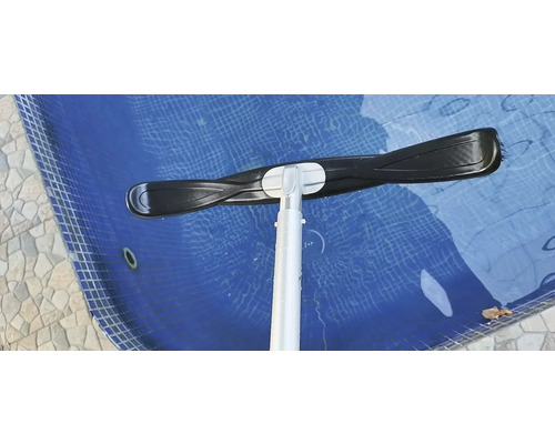 Brosse de piscine avec manche télescopique pour nettoyer une piscine.