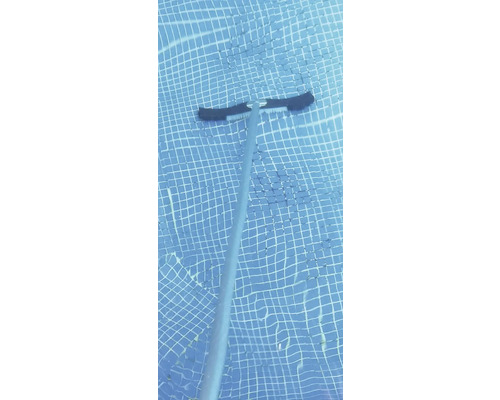 Brosse de piscine sous l''eau pour le nettoyage de la piscine